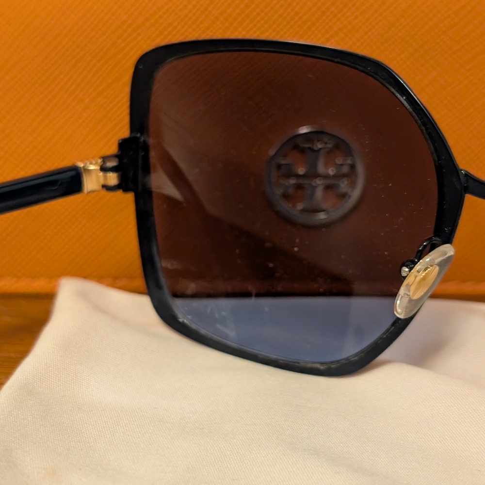 Tory Burch Sunglasses With Branded Case - Picture 6 of 9